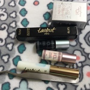 Lash glue and lash tweezers